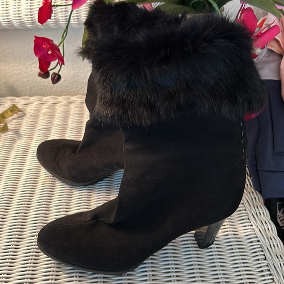 LIKE NEW AQUATALIA “PRINCE” suede/rabbit fur trim boots. Black. Size 9.5 EUC - Picture 2 of 10